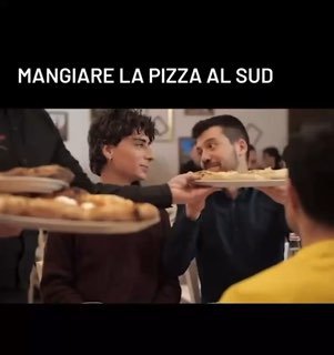 Mangiare la pizza image preview